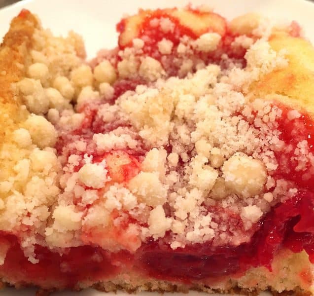 grande fatia de bolo de café de cereja com camadas de cerejas deliciosas em cima de um bolo húmido.
