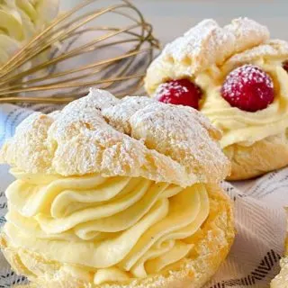 Cream Puff with Powder Sugar