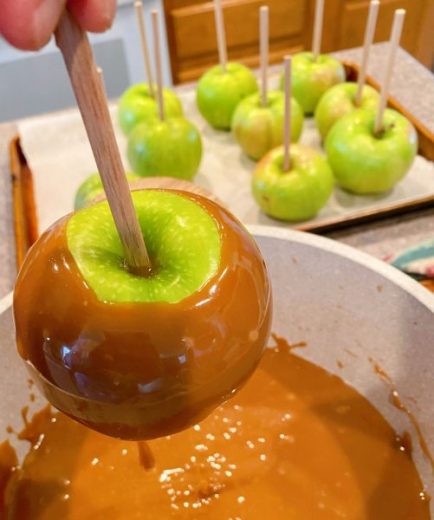 Apple Pie Caramel Apple with Homemade Caramel | Norine's Nest