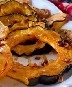 Close up photo of the Acorn squash and pears.