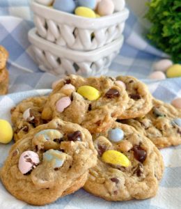 Cookies in a pile.